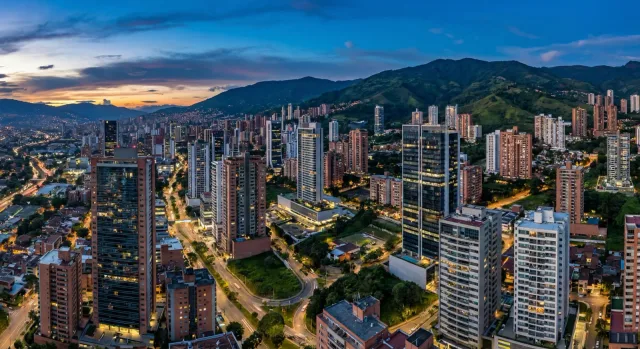 Panorama de Medellín al atardecer